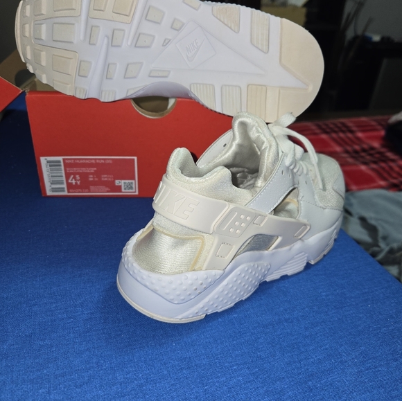 Nike Other - Nike Kids Huarache Run Cream and White Sneakers